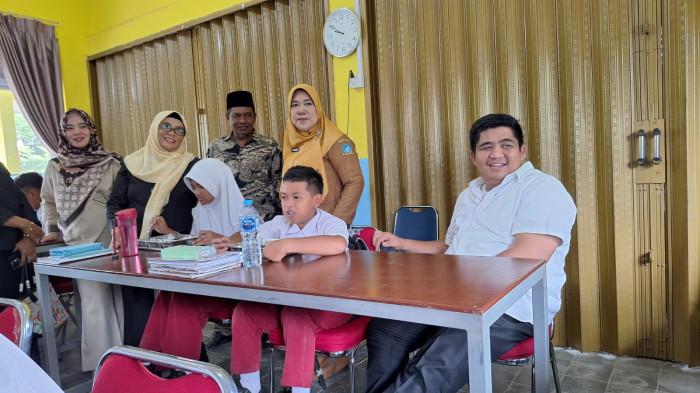 MBG - Bupati Bintan Roby Kurniawan, Ketua DPRD Bintan Fiven Sumanti saat meninjau proses penyaluran MBG di SDN 02 Toapaya, Bintan, Kepri.