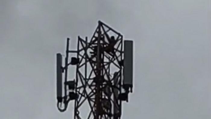 PRIA PANJAT TOWER DI BATAM - Seorang pria diduga maling kabur menaiki tower telekomunikasi di Jalan Letjend Suprapto, Batam, Rabu (25/2/2026)