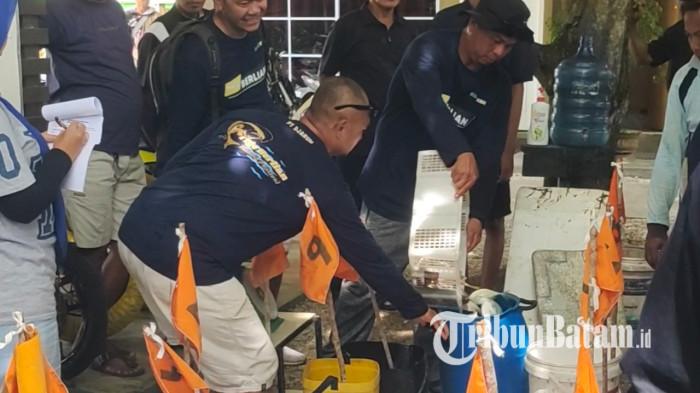 PENIMBANGAN - Panitia lakukan penimbangan hasil tangkapan peserta di Dabo Singkep, Kabupaten Lingga, Provinsi Kepulauan Riau, dalam lomba mancing pada event Tige Berlian Fishing Festival, Minggu (23/11/2025).
