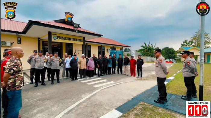 POLSEK BINTAN UTARA - Tangkap layar Instagram @polsek_bintan_utara yang menampilkan kegiatan di depan halaman Mapolsek Bintan Utara beberapa waktu lalu. Terungkap kronologi penganiayaan bos angkringan di Bintan oleh mantan pekerja pada Minggu (19/4/2026) sekira pukul 05.34 WIB.