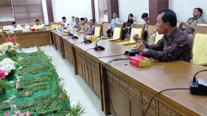 RDP - Warga Perumahan Marcelia Tahap II saat mengikuti RDPU di Ruang Rapat Komisi I DPRD Kota Batam, pada Jumat (30/1/2026)