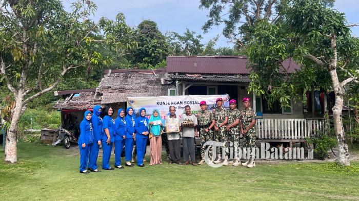 MARINIR DI LINGGA - Marinir Dabo Singkep dipimpin Danpuslatpurmar 9 Dabo Singkep, Letkol Marinir Ricky Sandro, M.Tr.Opsla., membagikan sembako ke warga dalam momen HUT Kolatmar ke 49, Rabu (14/1/2026).