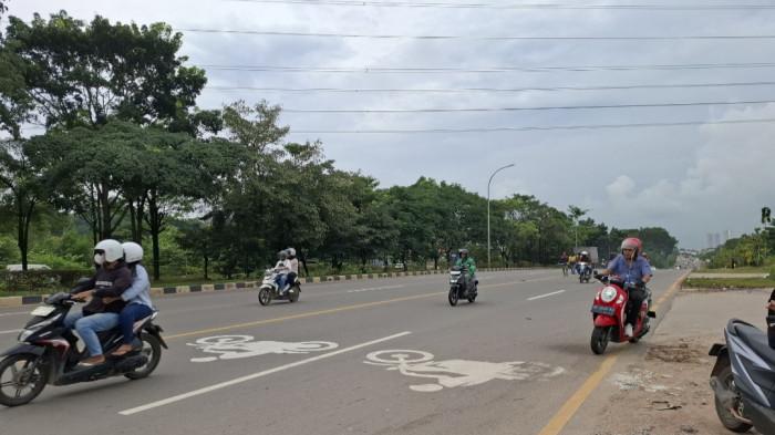 JALAN DI BATAM - Marka gambar motor dibuat oleh Dishub Batam sebagai petunjuk untuk pengendara roda dua melintas lajur kiri, Rabu (12/11/2025).