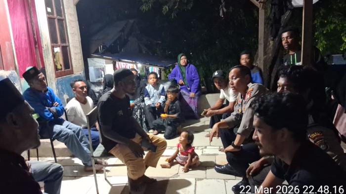 PATROLI - Anggota patroli dari Polsek Sekuoang saat mendatangi rumah warga di Sekupang yang ribut karena salapahaman, Sabtu (22/3/2026).