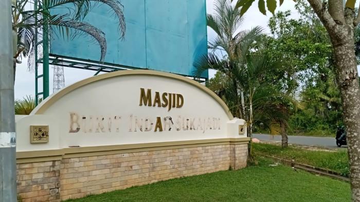 PENCURIAN DI BATAM - Kondisi dinding Masjid Bukit Indah Sukajadi di Jalan Sudirman, Kelurahan Sukajadi, Kota Batam, Provinsi Kepulauan Riau (Kepri), Rabu (10/12/2025). Sejumlah huruf berbahan kuningan pada dinding itu hilang dicuri 'rayap' besi.