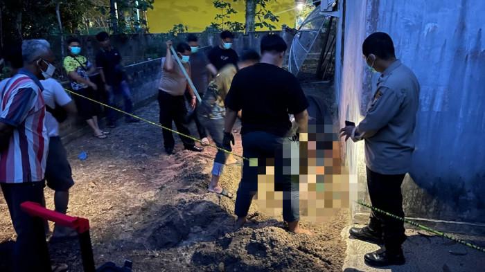 Warga Kelurahan Sungai Lumpur, Kecamatan Singkep, Kabupaten Lingga, Provinsi Kepulauan Riau, digegerkan dengan penemuan jasad seorang perempuan yang terkubur di belakang rumah warga, Selasa (28/4/2026) sore.