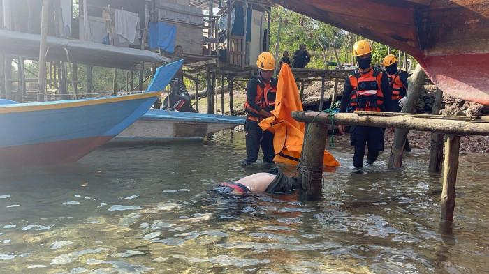Mayat pria terjun bebas dari atas jembatan 5 Galang ditemukan mengapung dan di evakuasi ke RS Bhayangkara
