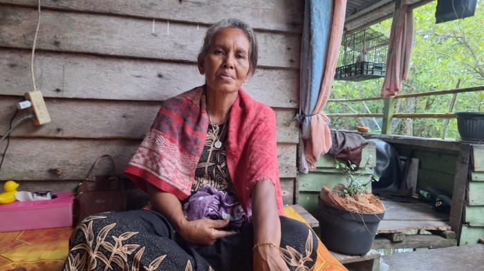 NELAYAN DI BINTAN HILANG  - Monika Sabariaci (55) istri Top (61), nelayan Bintan yang dilaporkan hilang saat mencari ketam sejak Senin (5/1) saat ditemui di rumahnya di Kampung Panglong, RT 001, RW 001, Desa Berakit, Kecamatan Teluk Sebong, Kabupaten Bintan, Provinsi Kepulauan Riau (Kepri). Senin (12/1/2026).