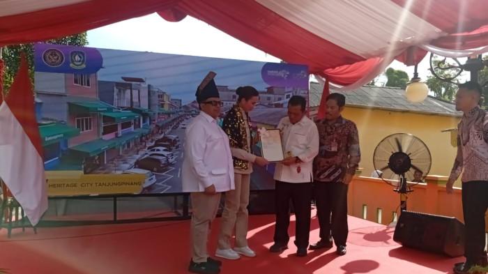 Menpar Widiyanti Putri Serahkan Sertifikat Halal untuk Pelaku UMKM di Pulau Penyengat