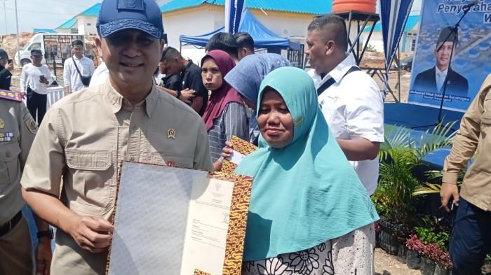 Menteri Transmigrasi RI di Batam Serahkan 94 Sertifikat Hak Milik ke Warga Tanjung Banon