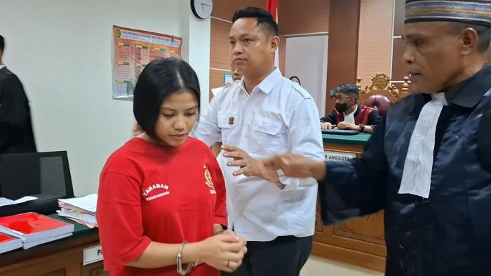 SIDANG PUTUSAN - Terdakwa Merliati usai jalani sidang putusan atas kasus kekerasan terhadap ART di Batam, Senin (8/12/2025)