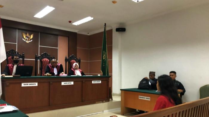 Terdakwa kekerasan terhadap art di Batam, Merliati saat duduk dikursi pesakitan PN Batam, Kamis (20/11/2025)