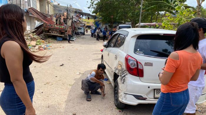 KECELAKAAN DI BATAM HARI INI - Kondisi mobil Daihatsu Ayla dengan nomor polisi BP 1250 HO yang rusak setelah satu unit truk menghantamnya di Perumahan Akasia Garden, Kelurahan Sei Harapan, Kecamatan Sekupang, Kota Batam, Provinsi Kepulauan Riau (Kepri), Senin (26/1/2026).