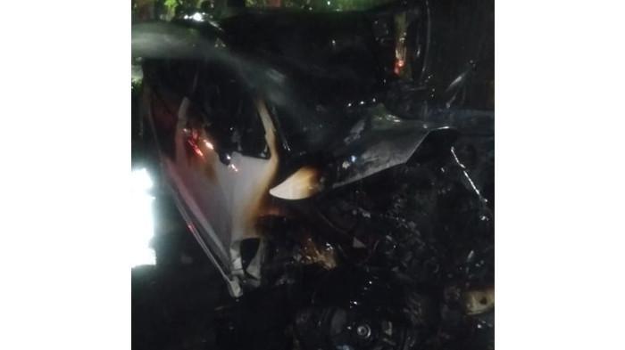 Mobil Honda Jazz L 1361 CBD mengalami kecelakaan di Surabaya