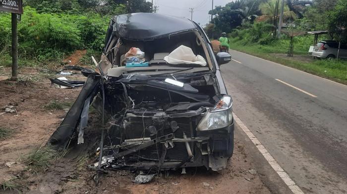 RUSAK PARAH -- Kondisi bagian depan mobil Serena mengalami kerusakan parah usai bertabrakan dengan truk pembawa sawit, di jalan Pangkalpinang-Mentok, Desa Terentang, Kecamatan Kelapa, Kabupaten Bangka Barat, pada Sabtu (10/1/2026) kemarin. Benturan keras menyebabkan kap mesin ringsek, kaca depan pecah, serta bagian bumper dan ruang mesin mengalami kerusakan berat.
