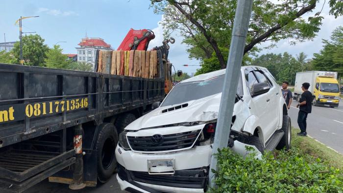 KECELAKAAN DI BATAM HARI INI - Mobil crane mulai mengevakuasi satu unit mobil Toyota Fortuner yang mengalami lakalantas di Batam dekat Simpang Gelael, Sabtu (11/4/2026).