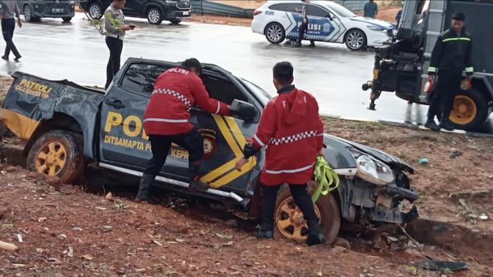 KECELAKAAN DI BATAM - Mobil patroli milik Ditsamapta Polda Kepri alami kecelakaan, terperosok di Jalan Hang Tuah, Nongsa, Batam, Selasa (14/4/2026).