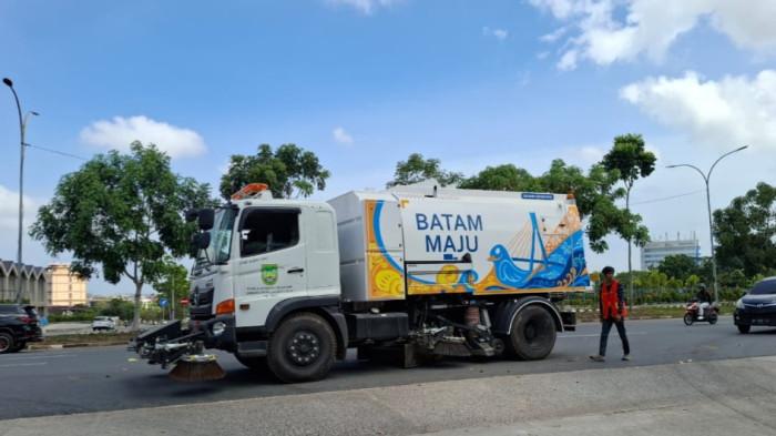MOBIL PENYAPU JALAN - Mobil khusus penyapu jalan saat uji coba di daerah Batam Centre, tepatnya di Jalan Ahmad Yani, Batam Centre, Senin (23/3/2026).