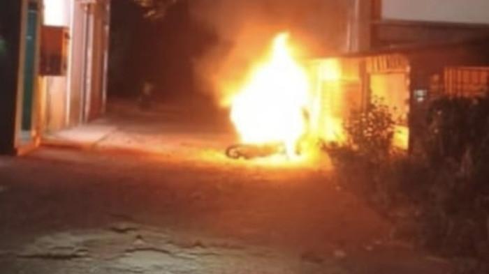 MOTOR TERBAKAR - Motor terbakar di depan Gapura Surau Nur Muhajirin, Jalan D.I. Panjaitan, Kilometer 9, Kota Tanjungpinang, Kepulauan Riau (Kepri), Rabu (8/10/2025) malam. Video kejadian ini viral di medsos
