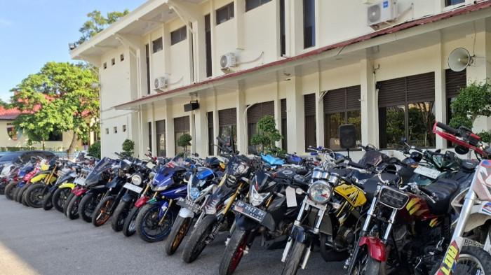 MOTOR KNALPOT BRONG - Ratusan kendaraan roda dua hasil penindakan knalpot brong dan balap liar di Batam, berjejejer di halaman Mapolresta Barelang, Senin (20/4/2026)