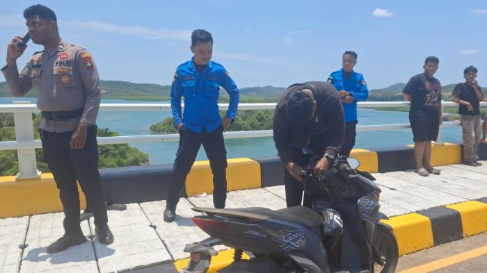 JEMBATAN 5 BARELANG BATAM - Satu unit sepeda motor diduga milik Nusyirwan (35)  terparkir di atas Jembatan 5 Barelang, Jalan Trans Barelang, Kelurahan Sembulang, Kecamatan Galang, Kota Batam, Provinsi Kepulauan Riau (Kepri), Senin (23/3/2026).