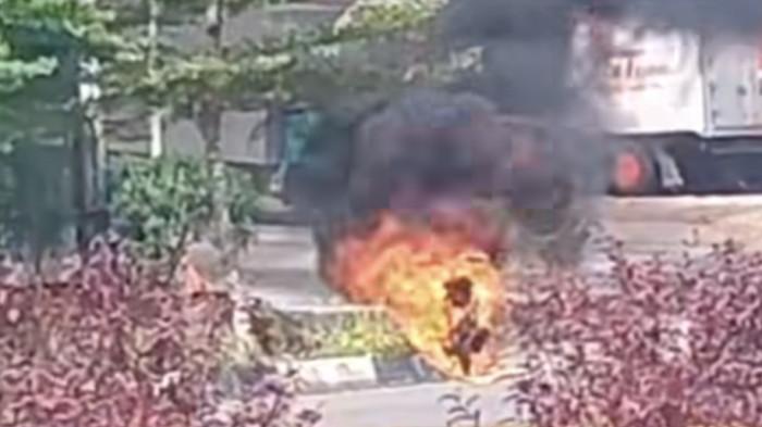 MOTOR TERBAKAR- Video detik-detik sebuah sepeda motor terbakar di Jalan Bandara RHF Tanjungpinang, Kepulauan Riau (Kepri), Minggu (22/3/2026).
