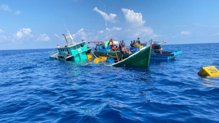 Potret kapal kargo KM Selat Meranti tenggelam di Perairan Mentalak, Kabupaten Kepulauan Anambas. Dugaan sementara karena ketidakseimbangan muatan, Selasa (7/10/2025)