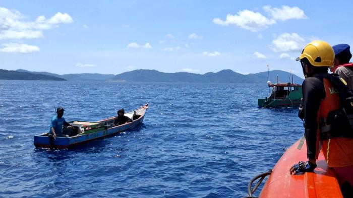 EVAKUASI NELAYAN ANAMBAS - Dua nelayan Anambas saat ditemukan Tim SAR Gabungan usai pompong mereka mengalami rusak mesin sejak dini hari, di Perairan Kepulauan Anambas, Provinsi Kepulauan Riau (Kepri), Senin (20/4/2026).