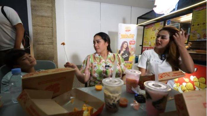Rafathar Senyum Ditantang Makan Makanan Pedas dengan Nagita Slavina