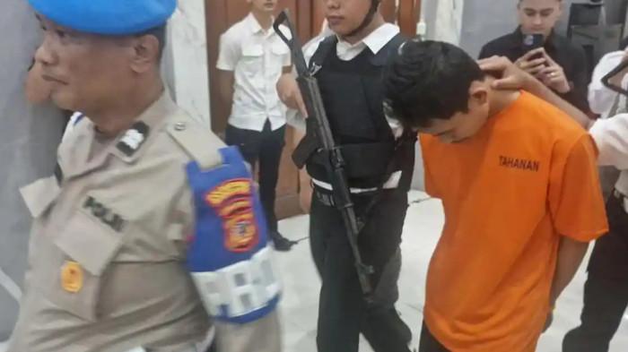 PEMBUNUH KEJI - Nanang (27) warga Limbangan, Kabupaten Garut menjadi pelaku pembunuhan konter hp di Jalan Sukamulya, Kecamatan Sukajadi, Kota Bandung, Jumat (7/11/2025). Setelah membunuh penjaga konter hp, Ilham Pirmansah (21), Nanang kabur dan sempat kos di Cicalengka.