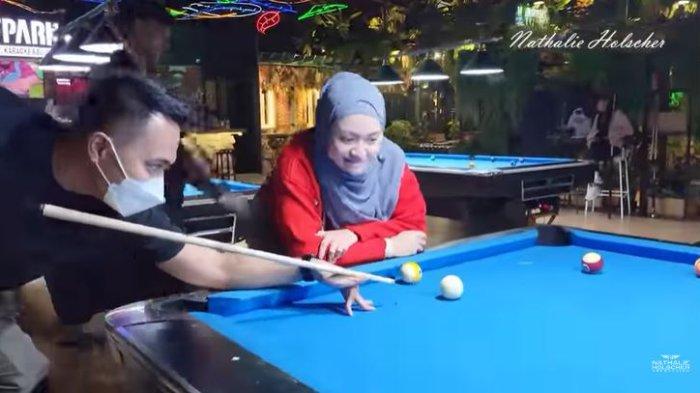 Nathalie Holscher Goda Fariz Utama saat Sang Pacar Fokus Main Billiar