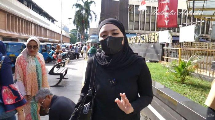 Nathalie Holscher Kagum Lihat Seorang Pria Benarkan Tali Sepatu Istrinya
