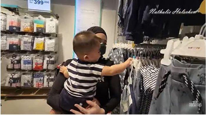 Nathalie Holscher Borong Semua Baju dan Mainan yang Dipegang Adzam