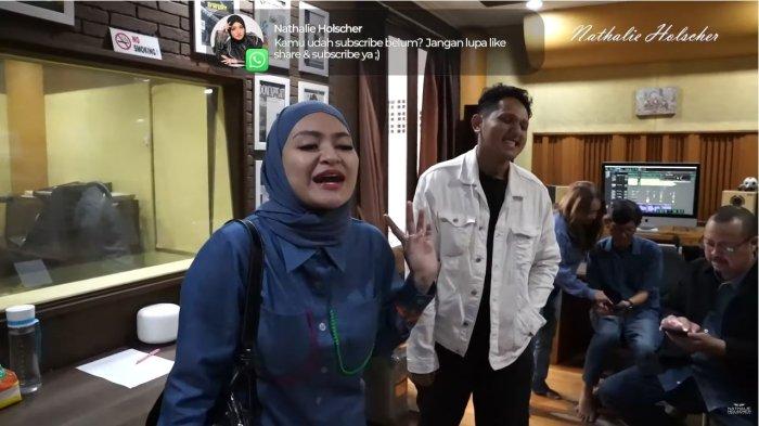 Nathalie Holscher Salting Dipuji Guru Vokalnya saat Nyanyikan Lagu Maher Zain