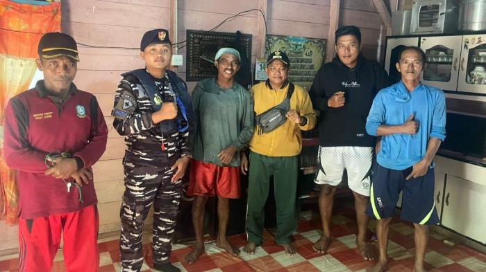 NELAYAN DI LINGGA HILANG - Sorah atau Aran (celana merah pendek), nelayan Lingga yang sempat hilang ketika melaut sesudah ditemukan di pinggir pulau tak jauh dari perairan Busung Panjang, Kecamatan Kepulauan Posek, Kabupaten Lingga, Provinsi Kepulauan Riau, Sabtu (15/11/2025) pagi. Ia sempat dikabarkan hilang pada Jumat (14/11).