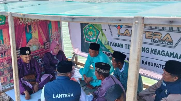PERNIKAHAN DI LINGGA - Foto warga jalani pernikahan di kapal LANTERA. Jumlah pernikahan di Kabupaten Lingga, Kepulauan Riau, dalam beberapa tahun terakhir menunjukkan tren penurunan.