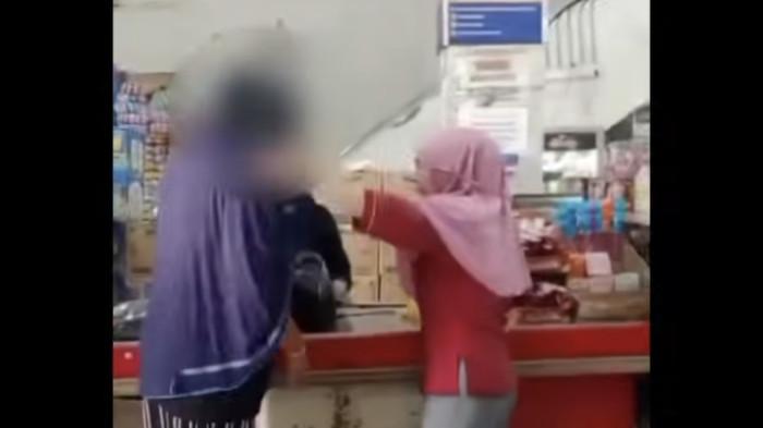 PENCURIAN  - Seorang ibu-ibu berinisial T ketahuan nyolong sejumlah barang di Swalayan Mandiri, KM 16, Kecamatan Toapaya, Kabupaten Bintan, Kepulauan Riau (Kepri), Senin (12/1/2026).