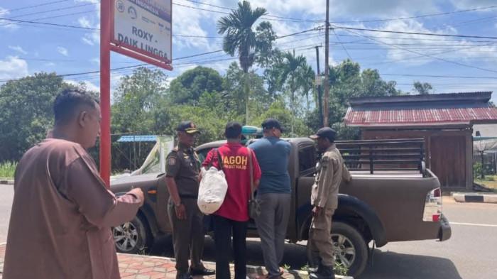 SATPOL PP LINGGA - Satpol PP Kabupaten Lingga, Provinsi Kepulauan Riau mengamankan seorang pria yang diduga Orang dengan Gangguan Jiwa (ODGJ  di salah satu kawasan pusat perbelanjaan Jalan Sawin, Daik, Kabupaten Lingga, Provinsi Kepulauan Riau (Kepri), Selasa (18/11/2025).