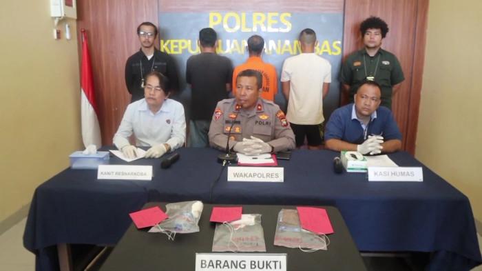 NARKOBA DI ANAMBAS - Camat Siantan Tengah, Afrizal (kenakan pakaian tahanan oranye) beserta dua tersangka lain, Effendi dan Darmansyah saat ekspos kasus di Mapolres Anambas, Selasa (11/11/2025). Polisi mengungkap setidaknya sudah empat kali ia mengonsumsi sabu-sabu di ruang kerja.