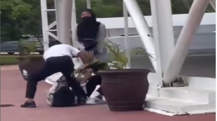 PENGANIAYAAN DI BATAM VIRAL - Tangkap layar oknum istri polisi aniaya honorer Pemko Batam dekat Alun-alun Engku Putri, Batam Center, Kota Batam, Provinsi Kepulauan Riau (Kepri), Rabu (10/9/2025).