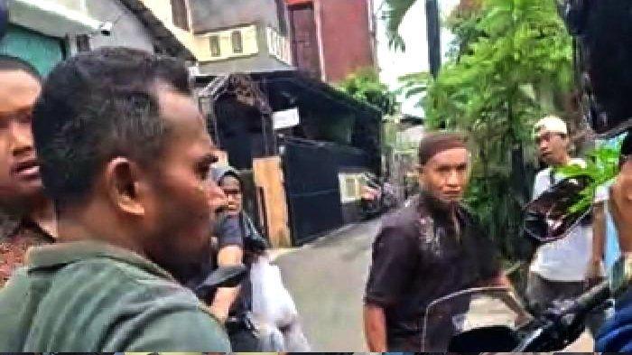 ENGANIAYAAN di SPPG - Sejumlah wartawan diduga dianiaya dan mendapat tindakan kekerasan saat hendak meliput kasus dugaan keracunan Makan Bergizi Gratis (MBG) yang dialami sejumlah siswa SD di Pasar Rebo, Jakarta Timur, Selasa (30/9/2025).