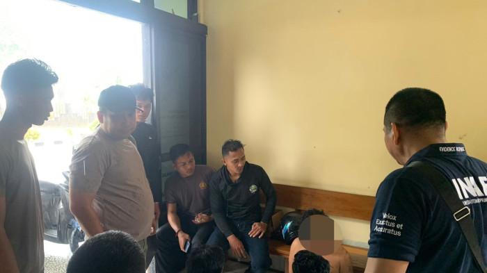 PRIA DI NATUNA VIRAL - Pria di Natuna berinisial W yang sempat bikin gempar warga Kota Ranai, Kabupaten Natuna, Provinsi Kepulauan Riau (Kepri) di Mapolsek Bunguran Timur, Minggu (2/11/2025). Aksinya buat onar dan membawa senjata tajam (sajam). Terungkap pula ia sempat melukai seorang anggota polisi.