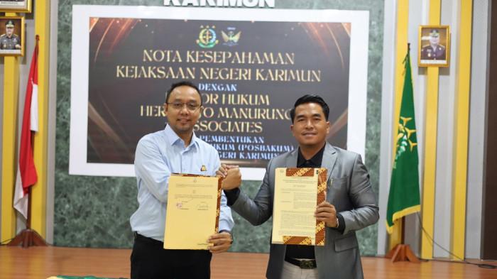 KEJARI KARIMUN - Kepala Kejaksaan Negeri Karimun setelah selesai melakukan penandatanganan Mou dengan Kantor Hukum Hermanto Manurung dan Associates