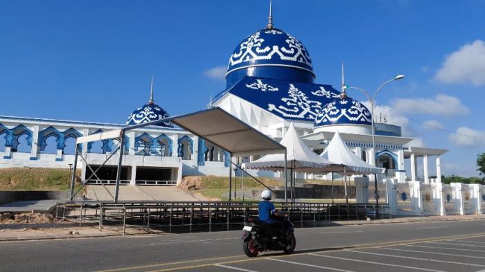 PAWAI TAKBIR - Panggung pelepasan Pawai Takbir Idulfitri 1447 Hijriah di kawasan Batam Centre sudah berdiri tegak dan siap menyambut peserta pawai pada malam Idulfitri 1 Syawal 1447 H. Foto diambil Rabu (18/3/2026).
