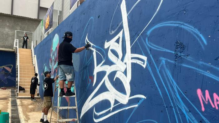 INTERNATIONAL GRAFFITI FESTIVAL 2026 - Para seniman grafiti menunjukkan aksi mereka pada pembukaan even International Graffiti Festival di kawasan Nagoya City Walk, Kecamatan Lubuk Baja, Kota Batam, Provinsi Kepulauan Riau (Kepri), Sabtu (11/4/2026).