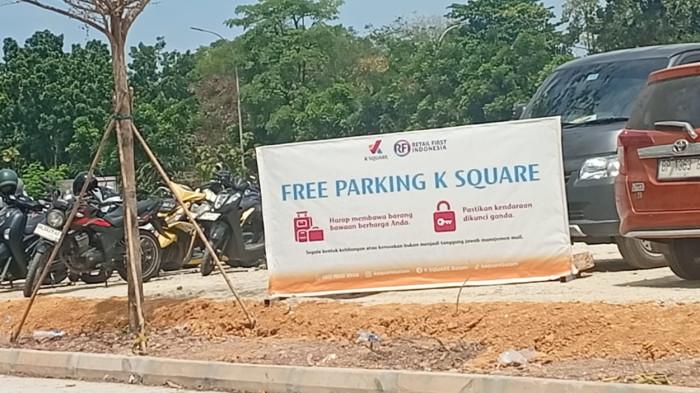 LOKASI PARKIR - Lahan penghijauan di Jalan Sudirman dijadikan lokasi parkir gratis oleh K Square, Senin (9/2/2026)