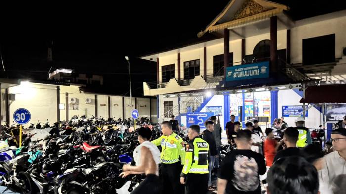 RAZIA DI TANJUNGPINANG  - Satlantas Polresta Tanjungpinang menindak puluhan motor yang terlibat balap liar di jalan Dompak, Kota Tanjungpinang, Provinsi Kepulauan Riau (Kepri), Minggu (23/11/2025) dini hari.