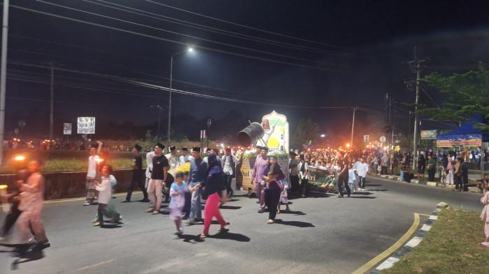 PAWAI OBOR DI BINTAN  - Ratusan peserta sedang melintas di bundaran kilometer 16, Kecamatan Toapaya, Kabupaten Bintan. Mereka mendapat dukungan semangat dari masyarakat Bintan,  Sabtu (20/3/2026) malam.