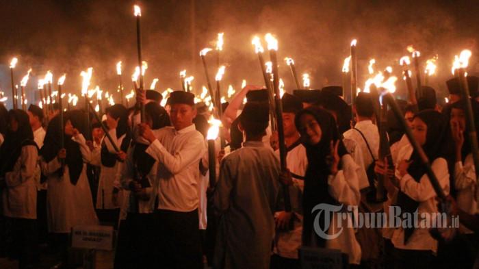 Pawai Obor hari santri 2025 di Singkep Lingga