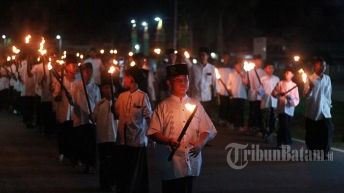 Pawai obor Hari Santri Nasional 2025 di Lingga Kepri
